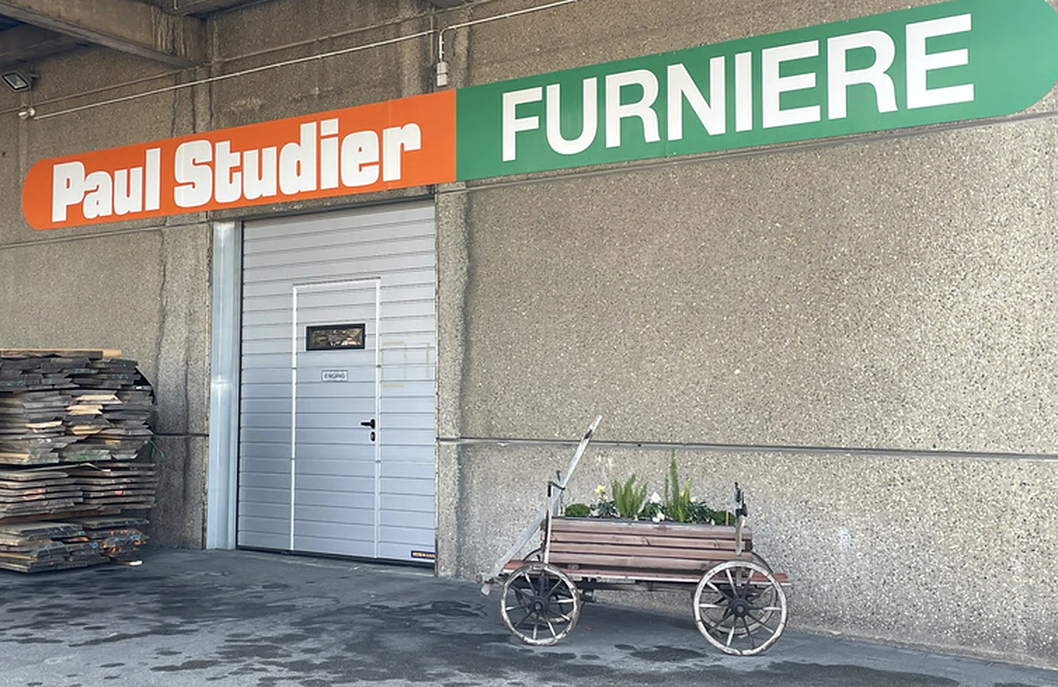 Eingang mit Schriftzug Paul Studier Furniere