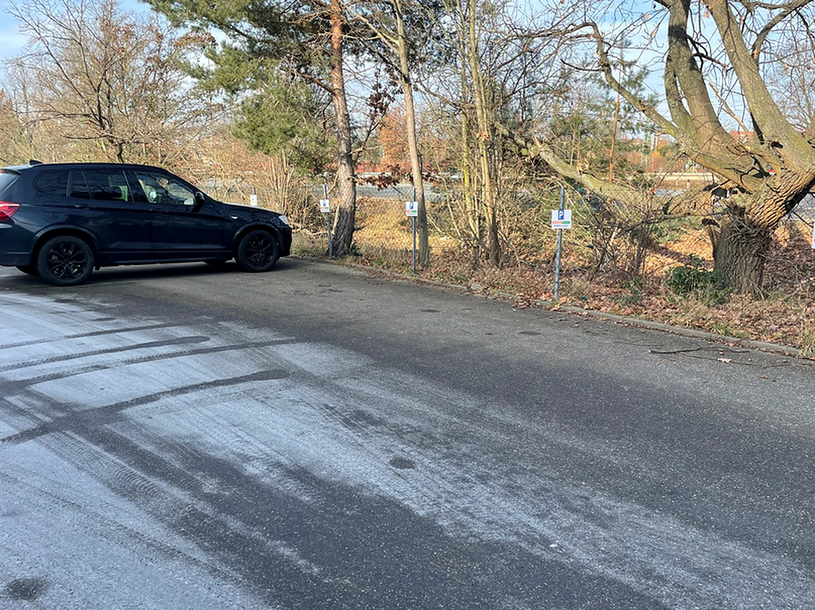 Kundenparkplätze auf dem Gelände von Studier Furniere