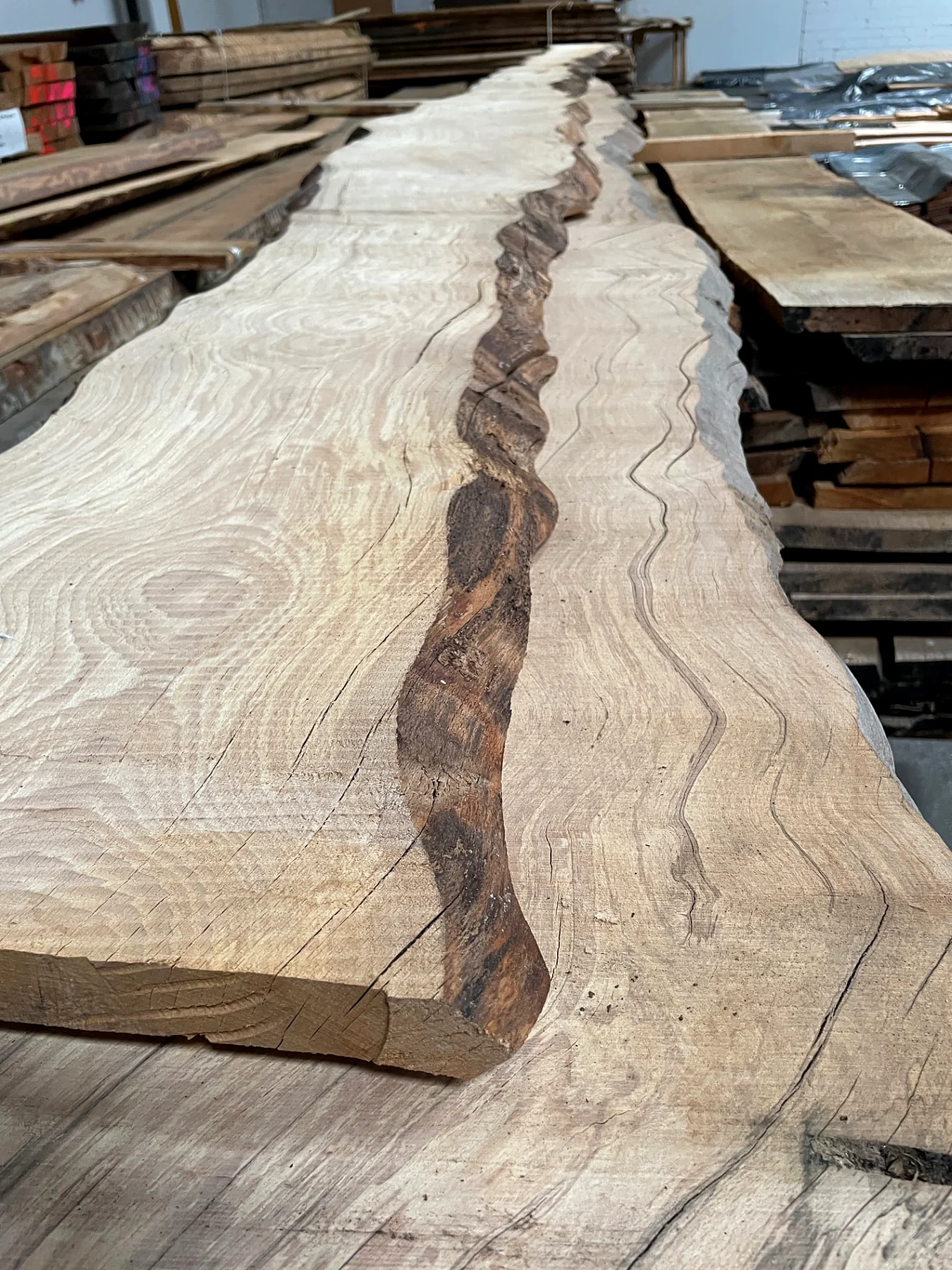 Massivholzbohle mit Baumkante und markanter Maserung